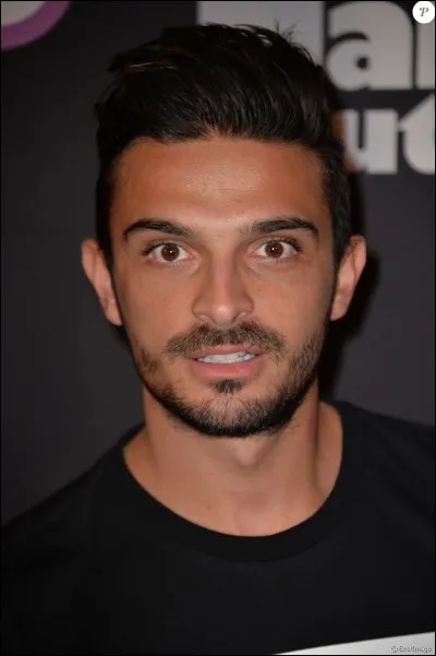 Qui est la petite copine de Julien pendant la saison 6 ?