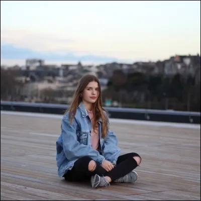 Avec qui HelloooBeauty est-elle partie en Angleterre ?