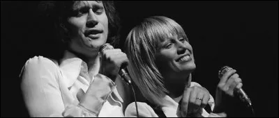 " C'est la musique Qui nous fait vivre tous les deux Et l'on est libre de partir demain où tu veux...C'est ça que j'aime, chanter partout avec toi Le jour se lève, on prend l'avion et l'on s'en va" Quel est le titre de cette chanson de 1971 de Stone et Charden ?