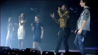 Quelle est la première chanson durant laquelle on voit les Kids rentrer sur scène lors d'un concert ?