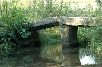 Ce petit pont de pierre s'appelle :