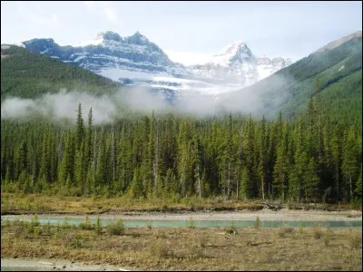 Sur quelle chaîne de télévision française l'émission "Échappées belles", consacrée au tourisme et aux voyages, est-elle diffusée ?