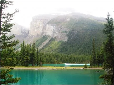 Dans "Voyage au Centre de la Terre" de Jules Verne, dans quel pays se situe le volcan servant au héros de porte d'entrée vers le noyau terrestre ?