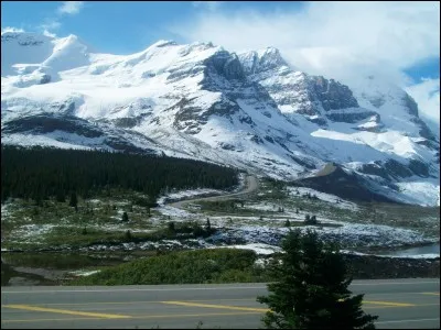 Selon l'expression populaire, que forment les voyages ?