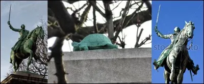 Allons « cours de la reine » et admirons la statue de Lafayette !
Le sculpteur Paul Wayland Bartlett a été chargé de réaliser cette statue pour l'exposition universelle de Paris en 1900. Il réalise un modèle en plâtre qui sera inauguré le 4 juillet 1900. La statue réelle sera installée, très en retard, en 1908.
Quelle est sa « petite » particularité ?