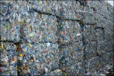 Le plastique est un :