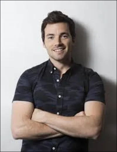 Qui joue le personnage principal d'Ezra ?