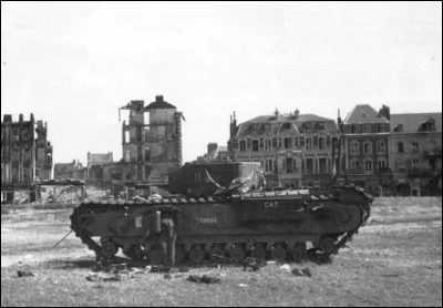 Le 19 août 1942, cette ville est l'objectif de l'opération Jubilee menée par les troupes canadiennes, tentative de débarquement qui est un échec. Quelle est cette ville ?