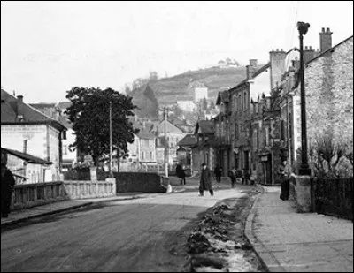 Le 9 juin 1944, en représailles de la prise de la ville par les maquisards pendant une journée, 99 otages sont pendus par les soldats de la division Das Reich. Quelle est cette ville ?