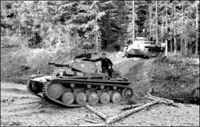 Quelle est cette ville, au coeur de l'offensive allemande de 1940, qui a été bombardée toute la journée du 13 mai par les Heinkel et Dornier ?