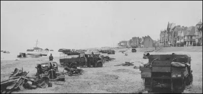 Du 20 mai au 4 juin 1940, des troupes anglaises et françaises sont encerclées dans ce port : leur évacuation vers l'Angleterre sera difficile. Quelle est cette ville ?