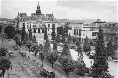 Quelle est cette ville, choisie comme siège du gouvernement en juillet 1940, et qui voit ensuite son nom associé au régime ?