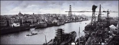 Dans cette ville, le colonel Holtz est abattu par des résistants le 20 octobre 1941. En représailles, les Allemands exécutent plusieurs dizaines d'otages, dont ceux de Châteaubriant, dans les jours suivants. Quelle est cette ville?