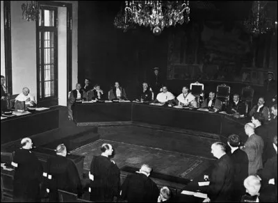 Quelle est cette ville, siège de cour d'assises et de cour d'appel où, de février à avril 1942, le régime de Vichy fait le procès des hommes politiques de la IIIe République qu'il a emprisonnés ?