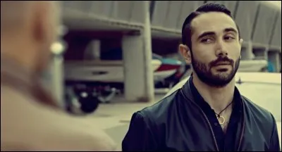 Où Salvatore Conte s'enfuit-il au début de la saison 1 ?