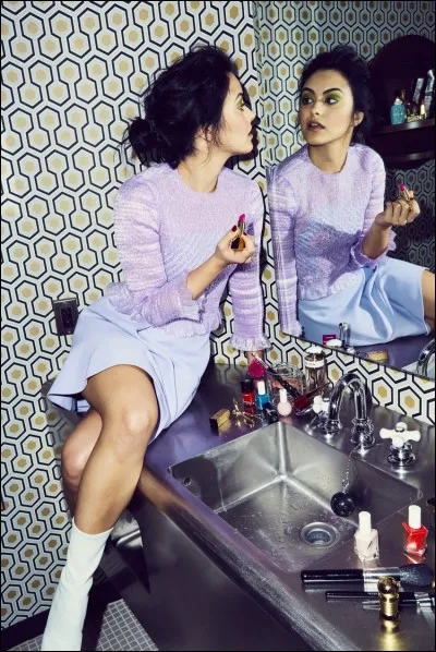 Comment s'appelle cette fille qui incarne "Veronica Lodge" ?