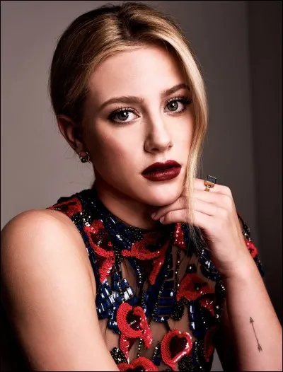 Comment s'appelle celle qui incarne "Betty Copper" ?