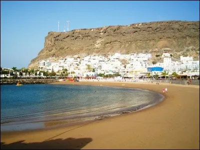 Versant ombrag&eacute; d'une montagne.