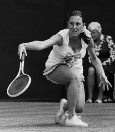 Le 4 juin 1967, cette joueuse de tennis est la première française depuis 1945 à remporter Rolland Garros. De qui s'agit-il ?