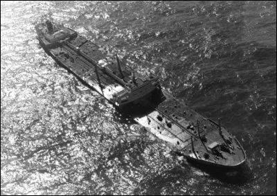 Le 18 mars, un pétrolier s'échoue à l'extrémité de la Cornouailles. les nappes de pétrole qui s'en échappent provoquent une des premières grandes catastrophes écologiques maritimes. Quel est ce navire ?