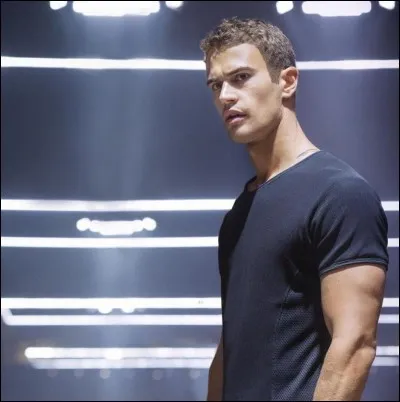Qui est le petit ami de Tris ?