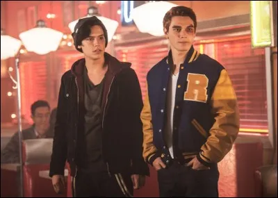 Jughead et Betty discutent chez Pop´s. Que font-ils après que Jughead lui ait fait un bisous sur les mains ?