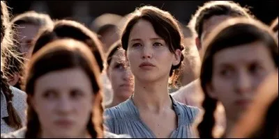 Lors de la moisson des Hunger Games du premier opus, Katniss participe à cette édition, comment ?