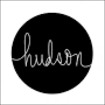 Quelle est la couleur des cheveux d'Hudson ?