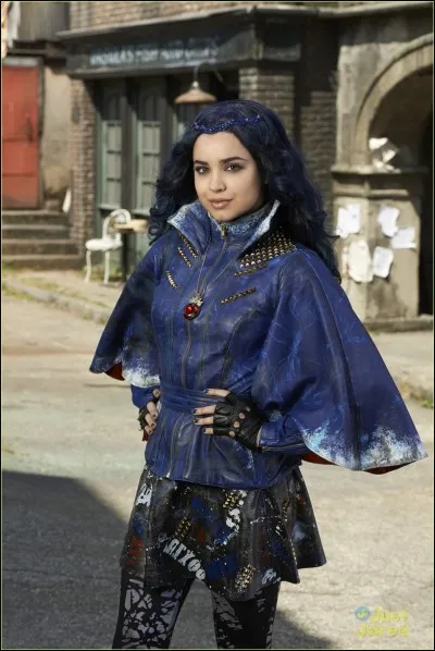 De quelle couleur les vrais cheveux de Sofia Carson (Evie) sont-ils ?