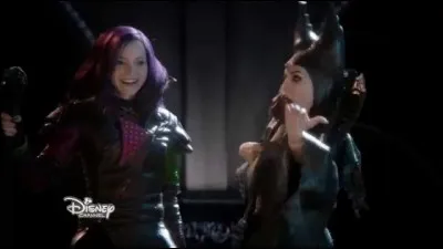 Avec qui Kristin Chenoweth chante-t-elle "Evil Like Me" ?