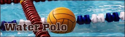 W - Un match de "water-polo" oppose deux équipes de sept joueurs.