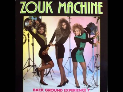 Z - Le groupe "Zouk Machine" a interprété la chanson " Kolé séré" avec Philippe Lavil.