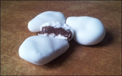 La préfecture de l'Eure-et-Loir vous propose le Mentchikoff, un fin chocolat praliné enrobé de meringue suisse. Dans quelle ville ce délicieux bonbon est-il fabriqué ?