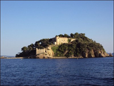 Le fort de Brégançon, lieu officiel de villégiature du président de la République française, est situé sur la commune de Bormes-les-Mimosas. Dans quel département se trouve-t-il ?