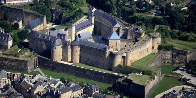 Où peut-on visiter le plus grand château fort d'Europe ?