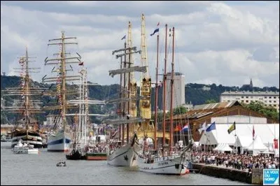 Où fête-t-on le rassemblement des plus grands voiliers du monde, l'Armada ?