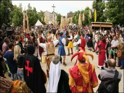 Dans quelle ville, classée au patrimoine mondial de l'Unesco, célèbre-t-on des fêtes médiévales ?