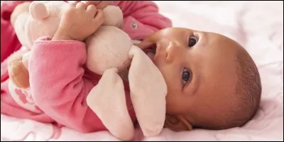 Peut-on mettre un doudou dans le berceau contre lui ?