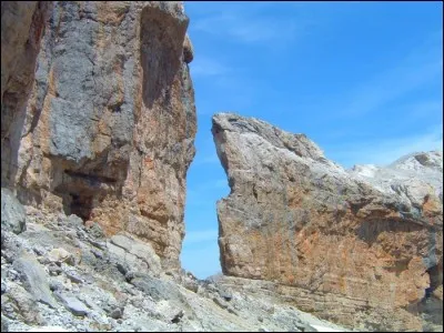 Maintenant continuons notre promenade en allant admirer la Brèche de Roland,dans quel massif montagneux sommes-nous?