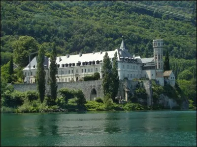 Quelle est cette abbaye située près d'Aix-les-Bains,dans un cadre merveilleux et abritant les tombeaux de la maison de Savoie?