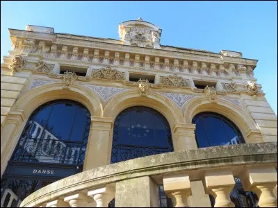 Dans quel département êtes-vous si vous passez vos vacances à Néris-les-Bains dont les eaux sont connues pour leurs vertus depuis l'époque romaine?