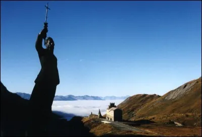 Quel est ce col situé en Savoie où passa selon la légende Hercule en quête des Hespérides et où un hospice fut construit en 982 pour abriter les voyageurs à pied ou à cheval?