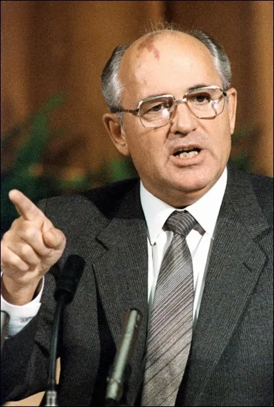 Quel est le président américain qui signe ces accords avec le chef d'Etat soviétique Mikhaïl Gorbatchev ?