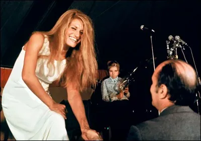 On ne peut pas parler de la gaudriole et oublier François Mitterrand, outre sa double vie, on le soupçonne d'avoir eu une aventure avec Dalida !