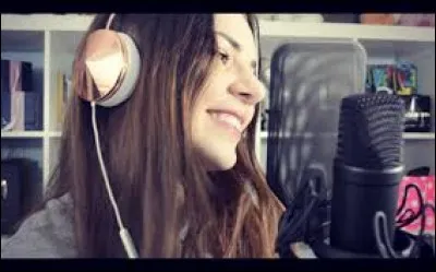 Avec qui a-t-elle chanté une chanson ?