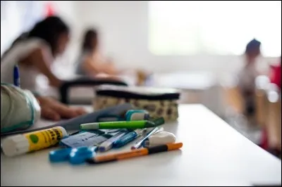 En cours, ton camarade a besoin d'un blanco, quelle est ta réaction ?