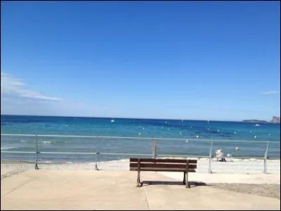 Qui chantait en 1965 "Il y a le ciel, le soleil et la mer Il y a le ciel, le soleil et la mer Allongés sur la plage Les cheveux dans les yeux Et le nez dans le sable..." ?