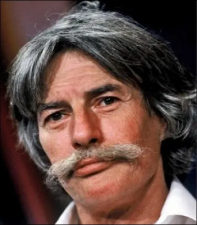 " La mer sans arrêt Roulait ses galets Les cheveux défaits Ils se regardaient Dans l'odeur des pins Du sable et du thym Qui baignait la plage Ils se regardaient Tous deux sans parler Comme s'ils buvaient l'eau de leurs visages ..." Quel est le titre de cette chanson de Jean Ferrat ?