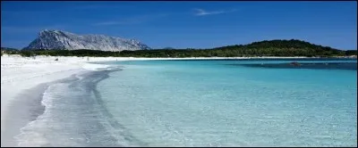 En 1946, il chante "La mer Qu'on voit danser le long des golfes clairs A des reflets d'argent La mer Des reflets changeants Sous la pluie..." : de qui s'agit-il ?