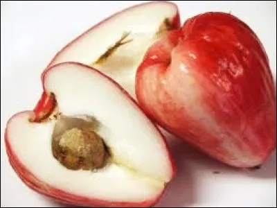 Quel est ce fruit à la peau rouge et à la chair blanche ?